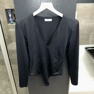 Aritzia Babaton contour shoulder pad v neck long sleeve bodysuit